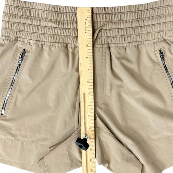 Athleta Camden Tan Khaki Elastic Waist Zipper Pockets Lightweight Shorts Size 6 - Picture 5 of 10